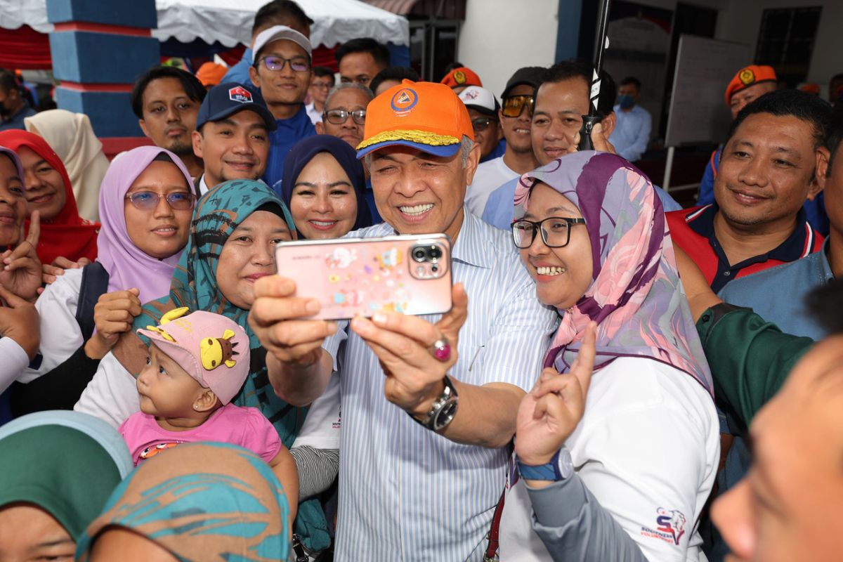 Deputy Prime Minister Datuk Seri Dr Ahmad Zahid Hamidi with members of the Southern Volunteers